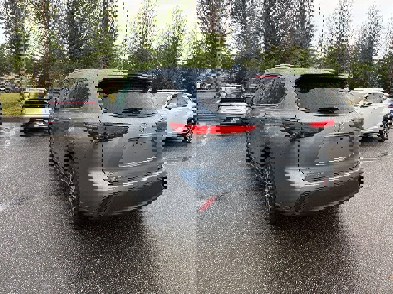 Used 2021 Toyota Highlander XLE FWD image 3