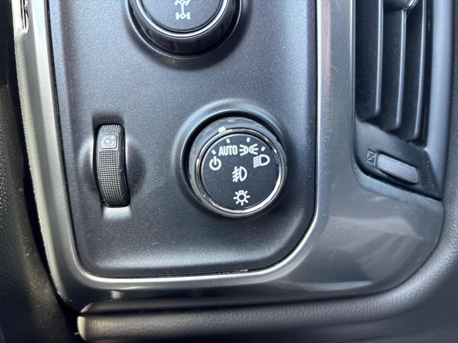 Used 2018 Chevrolet Silverado 1500 LT w/ All Star Edition AWD/4WD image 24