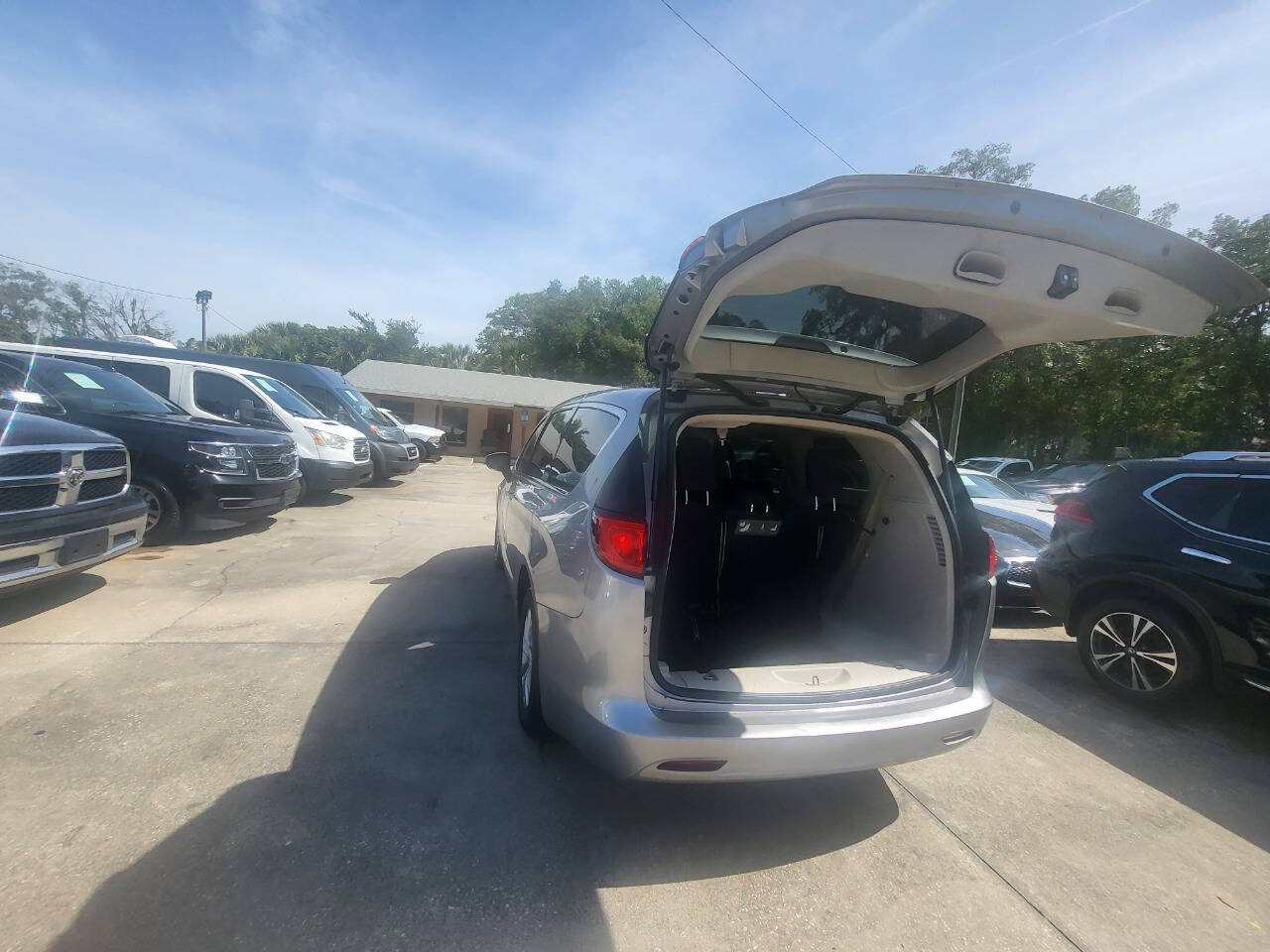 Used 2017 Chrysler Pacifica Touring w/ Tire & Wheel Group FWD image 39