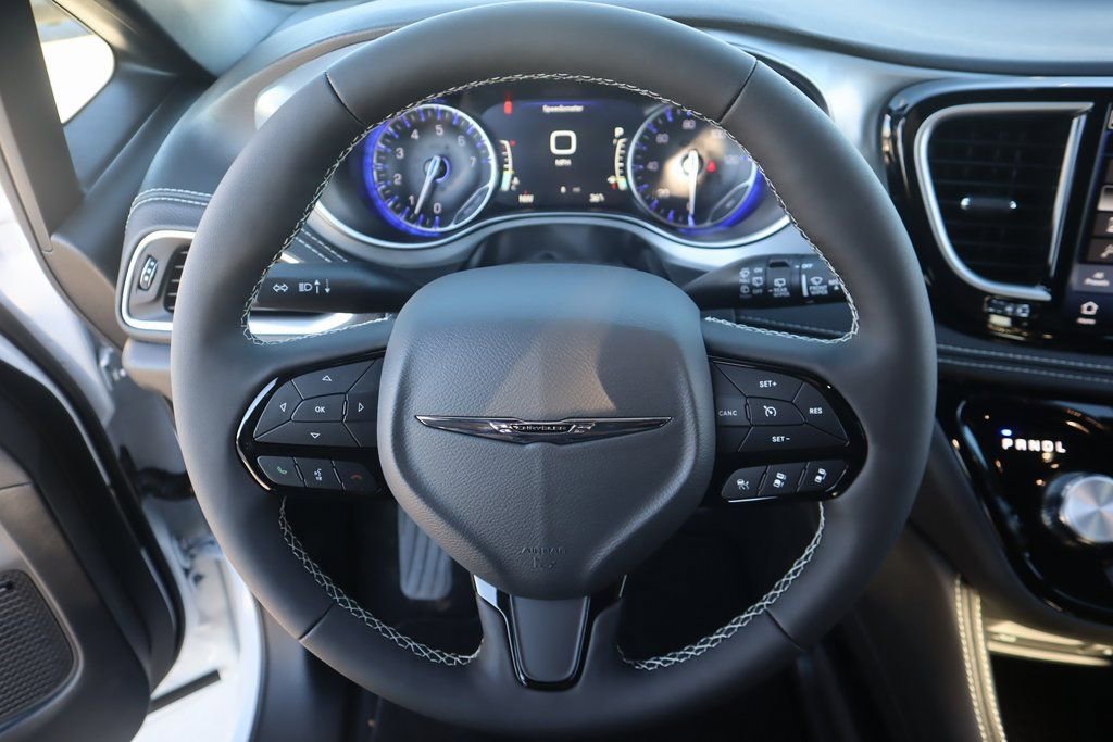 New 2026 Chrysler Pacifica Limited w/ Uconnect Theater Family Group image 3