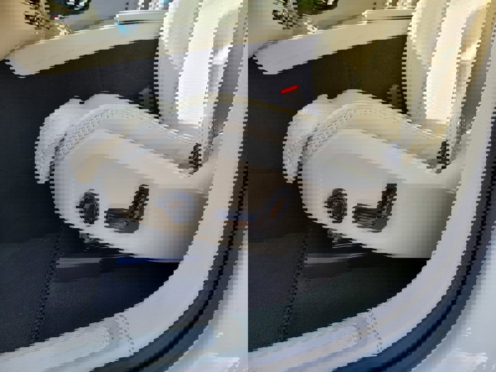 Certified 2024 Volvo XC60 T8 Ultimate w/ Protection Package Premier image 11