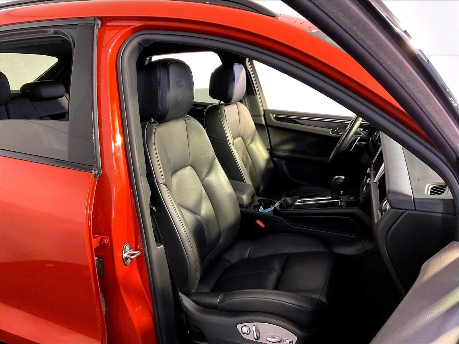 Certified 2024 Porsche Macan AWD/4WD image 18
