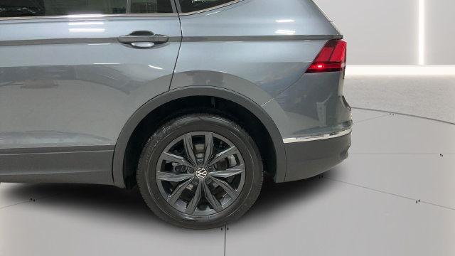 Used 2024 Volkswagen Tiguan SE w/ Panoramic Sunroof Package AWD/4WD image 28