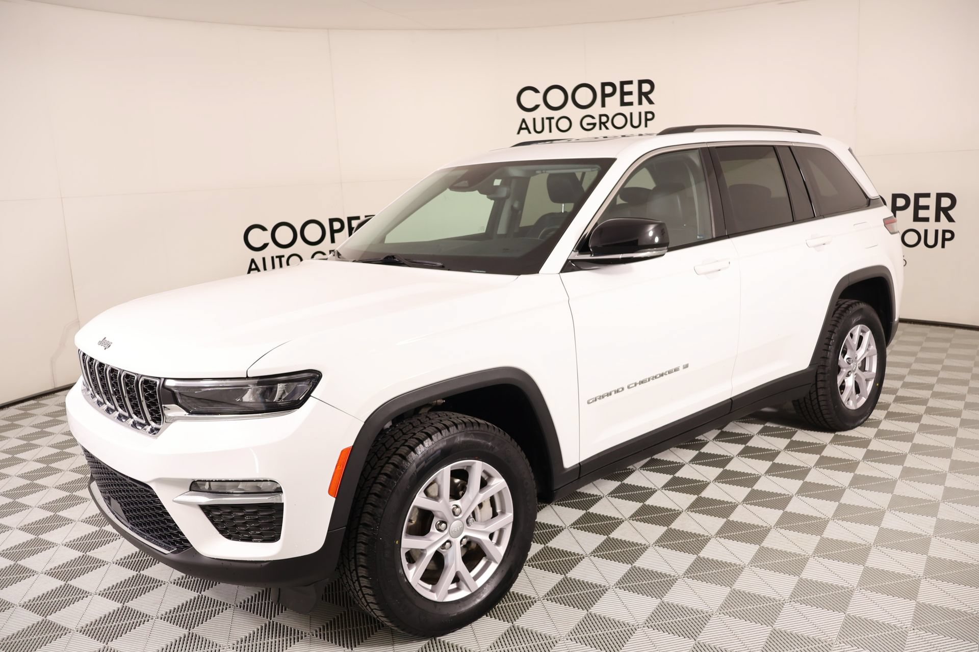 Used 2022 Jeep Grand Cherokee Limited AWD/4WD image 11