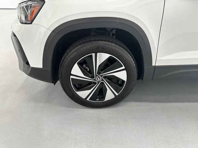 Used 2025 Volkswagen Taos SE w/ Panoramic Sunroof Package AWD/4WD image 19