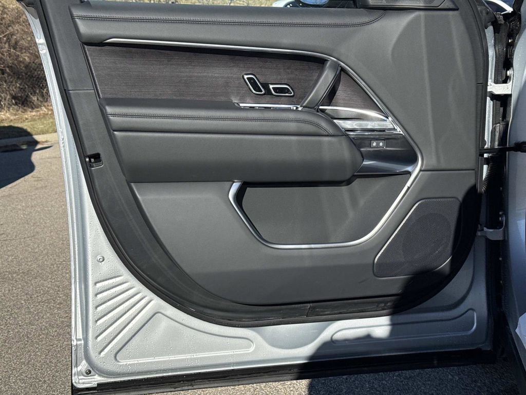 New 2025 Land Rover Range Rover SE image 27