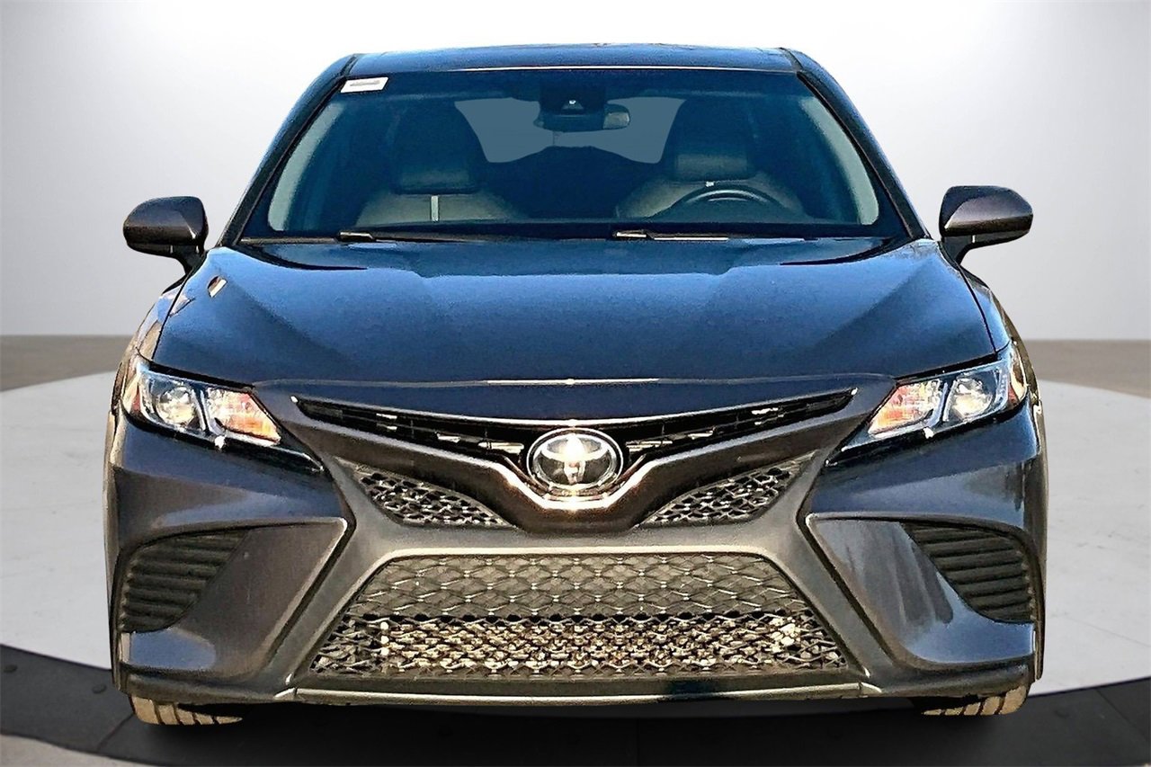 Used 2020 Toyota Camry SE image 3