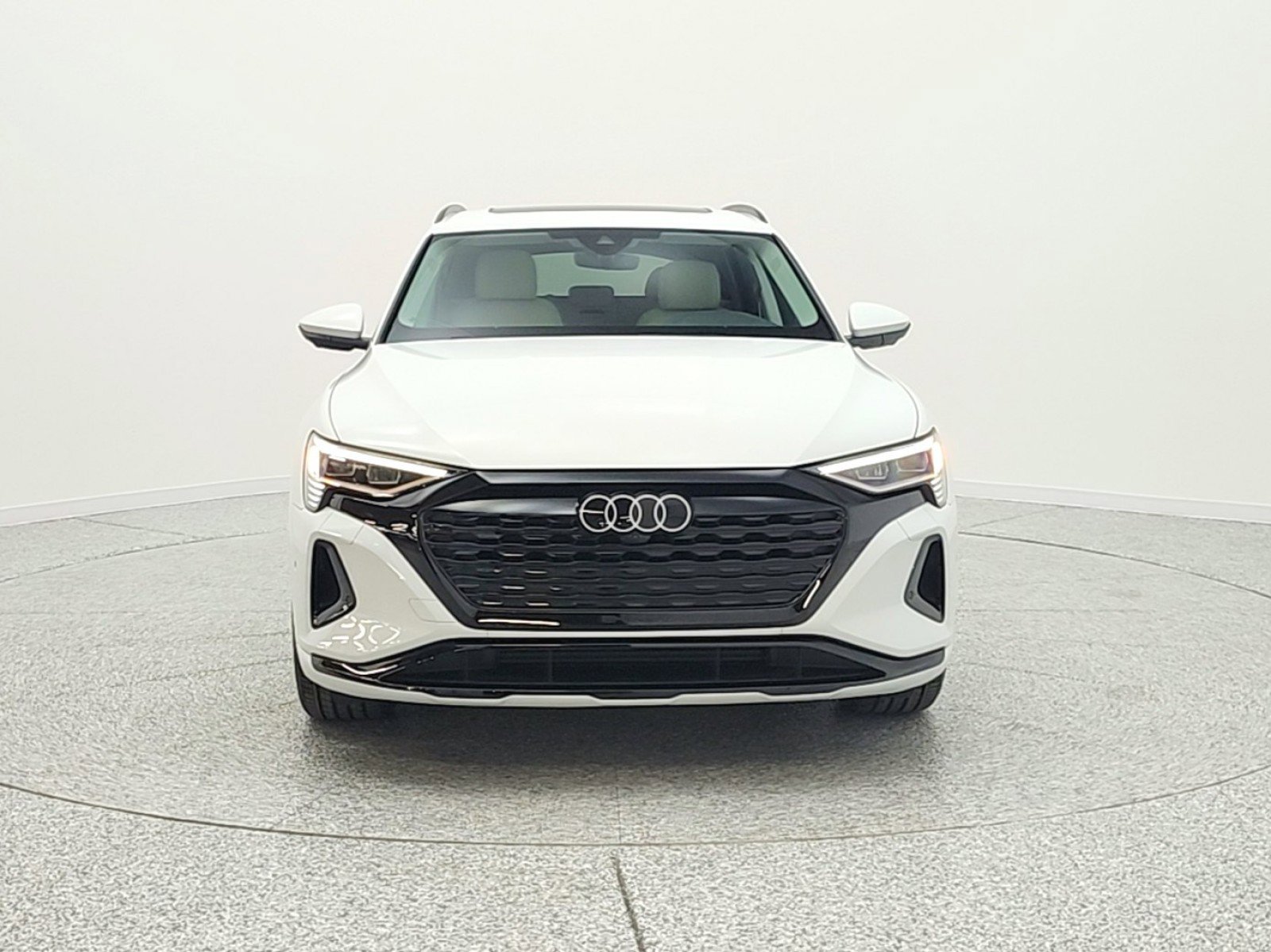 Used 2024 Audi Q8 e-tron Premium Plus w/ Premium Plus Package image 2