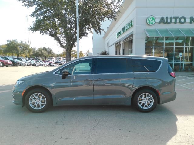 Used 2025 Chrysler Pacifica Select image 12