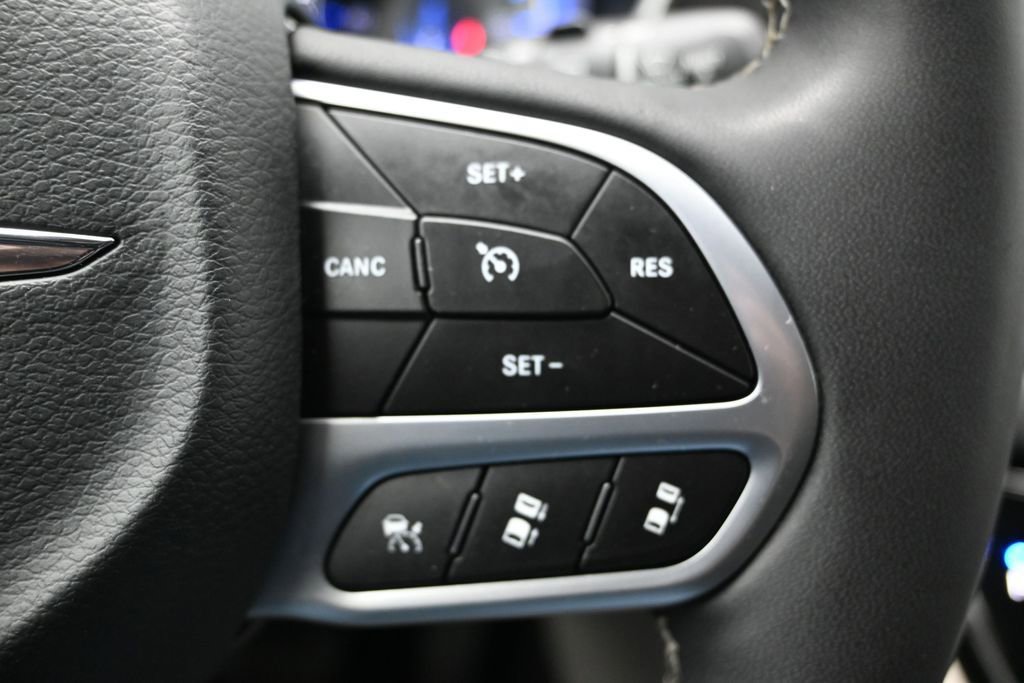 Used 2024 Chrysler Pacifica Touring-L FWD image 26
