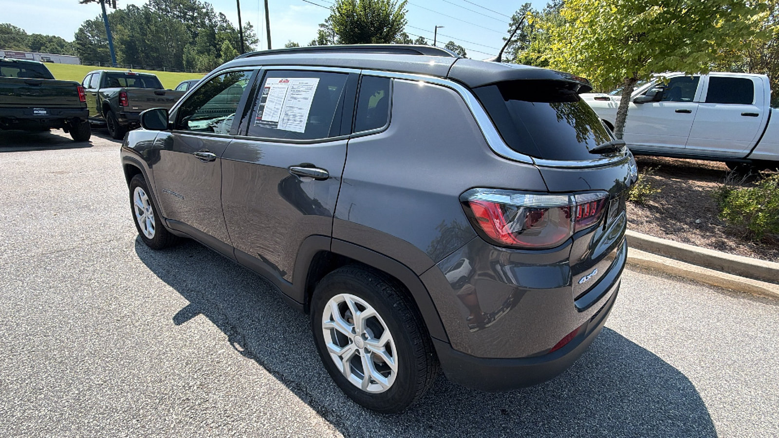 Used 2024 Jeep Compass Latitude AWD/4WD image 10