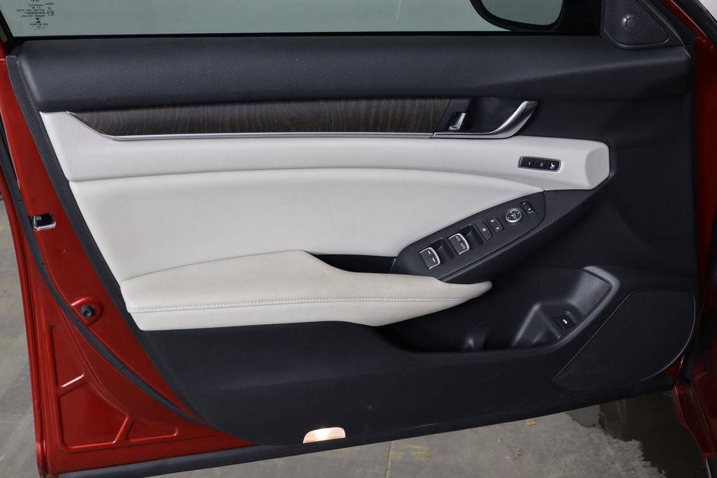 Used 2018 Honda Accord Touring image 18