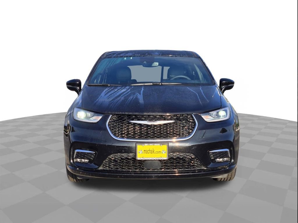 Used 2025 Chrysler Pacifica Select image 2