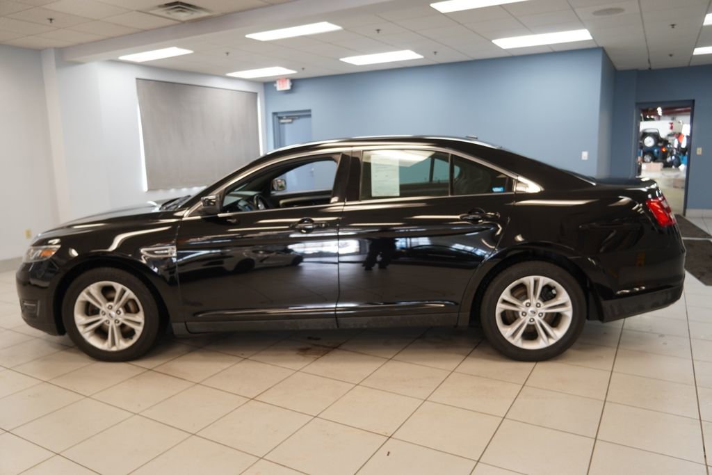 Used 2016 Ford Taurus SEL image 2