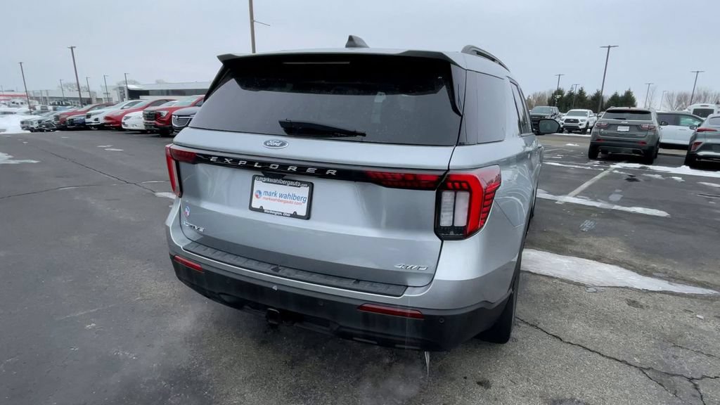 Used 2025 Ford Explorer Active AWD/4WD image 9