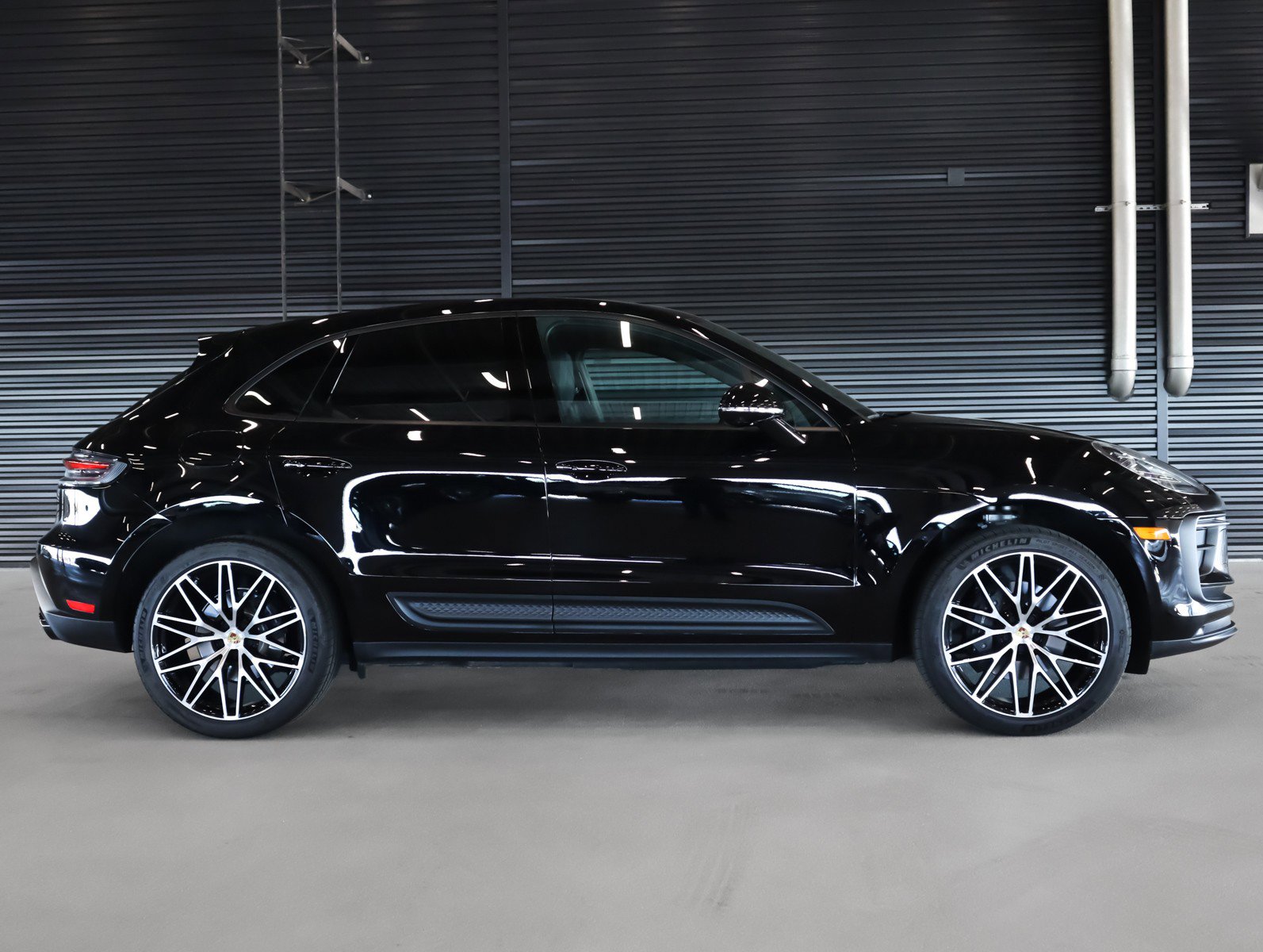 Certified 2025 Porsche Macan image 11