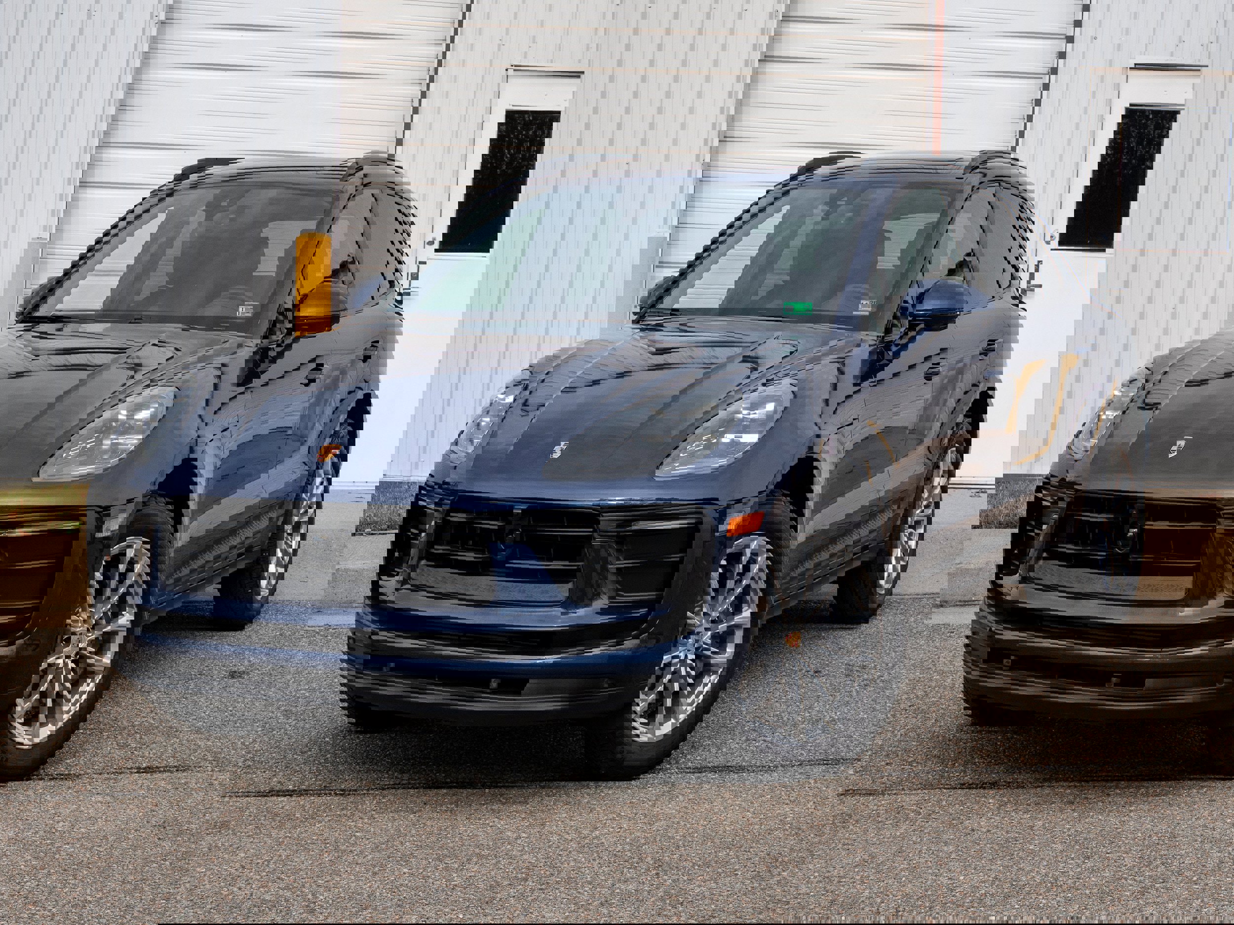 Certified 2025 Porsche Macan image 1