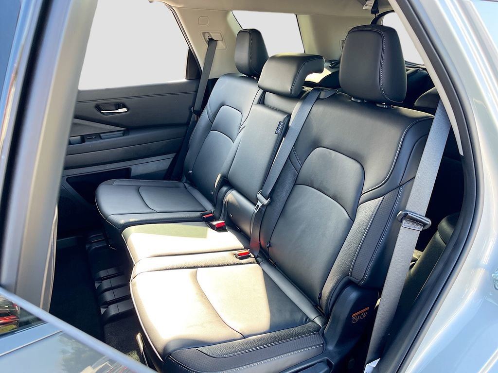 Used 2025 Nissan Pathfinder SL image 23