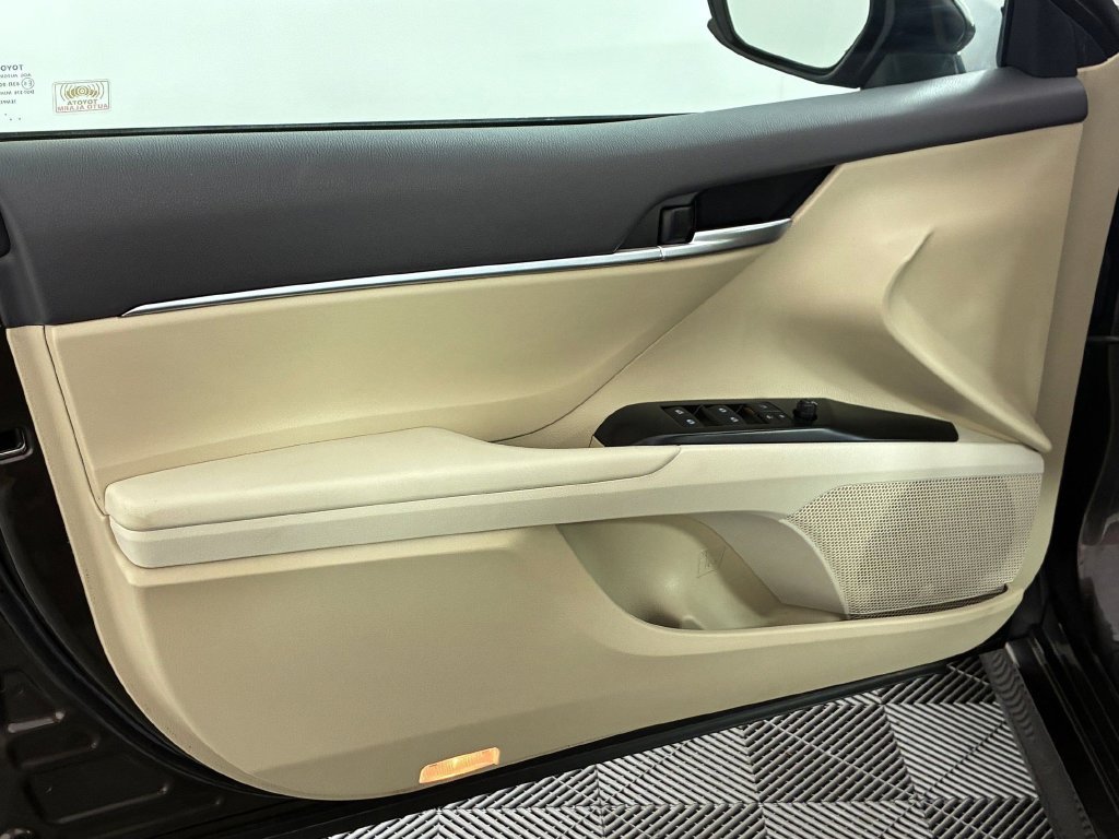 Used 2018 Toyota Camry LE FWD image 12
