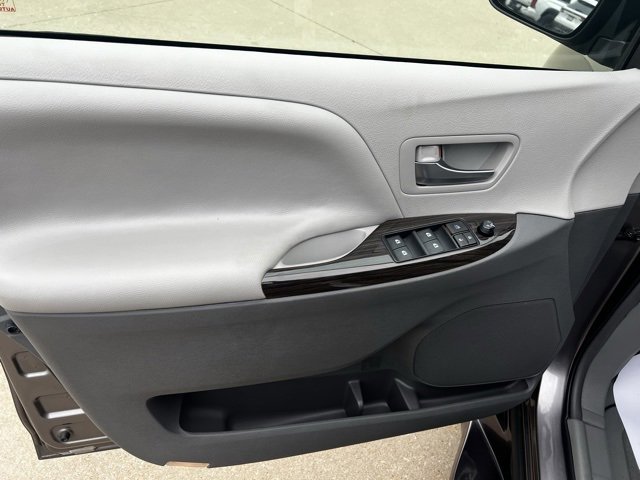 Used 2019 Toyota Sienna XLE image 10