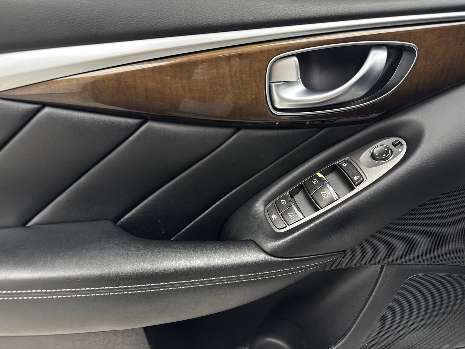 Used 2018 INFINITI Q50 Luxe w/ Essential Package (3.0T Luxe) AWD/4WD image 34