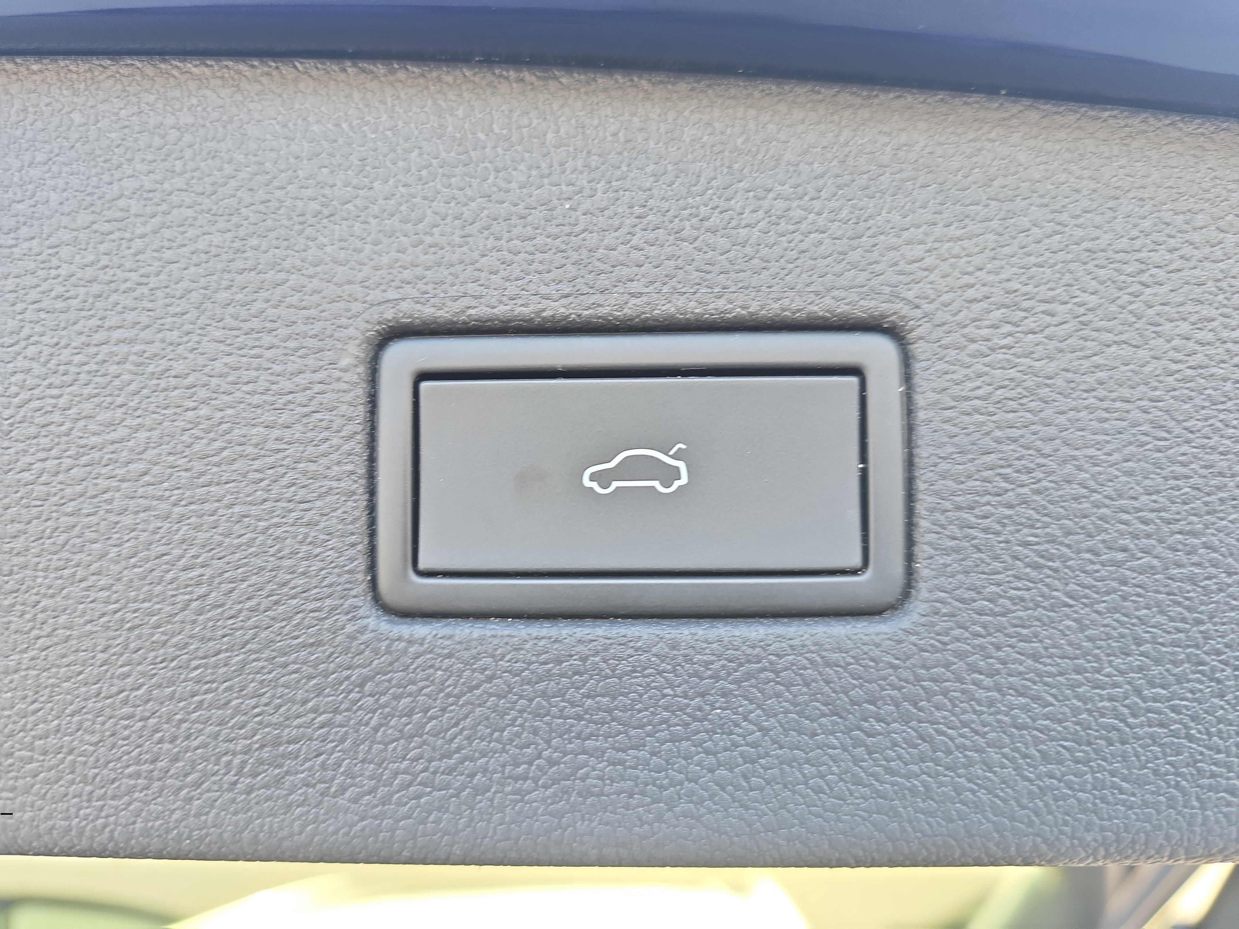 Used 2022 Volkswagen Tiguan SE image 13