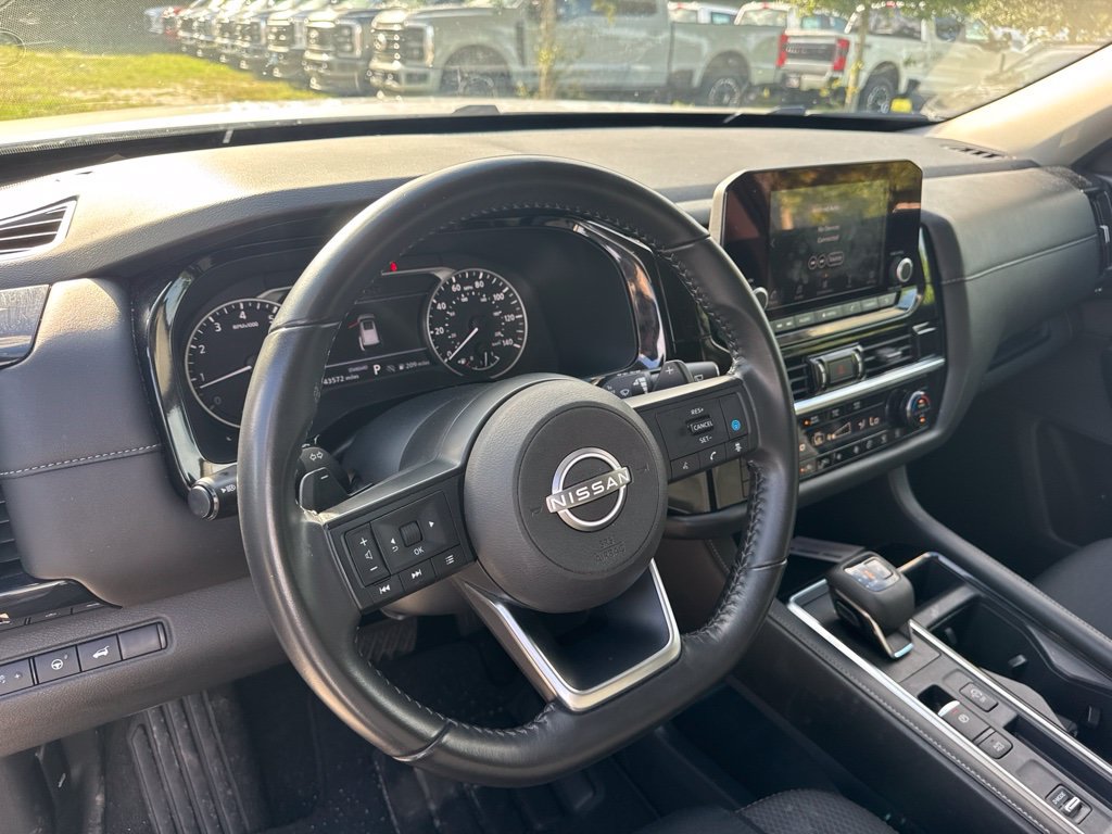 Used 2025 Nissan Pathfinder SV FWD image 9