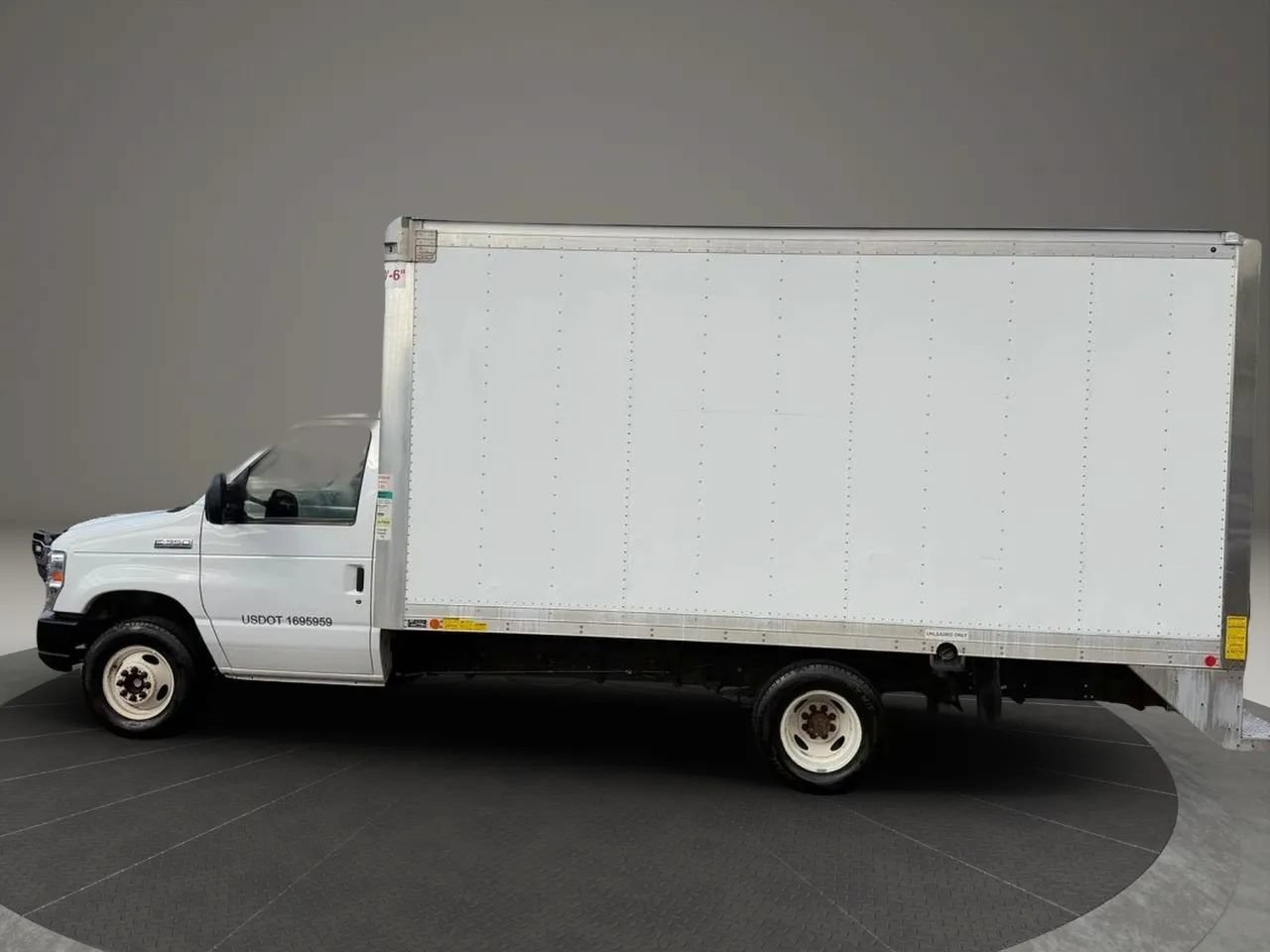 Used 2018 Ford E-350 and Econoline 350 Super Duty w/ Power Windows & Locks Group RWD image 3