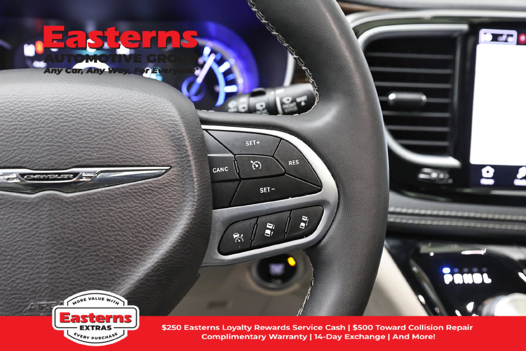 Used 2023 Chrysler Pacifica Limited FWD image 17