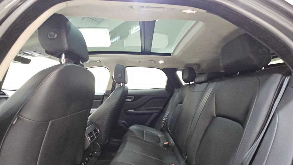 Used 2020 Jaguar F-PACE Premium image 12