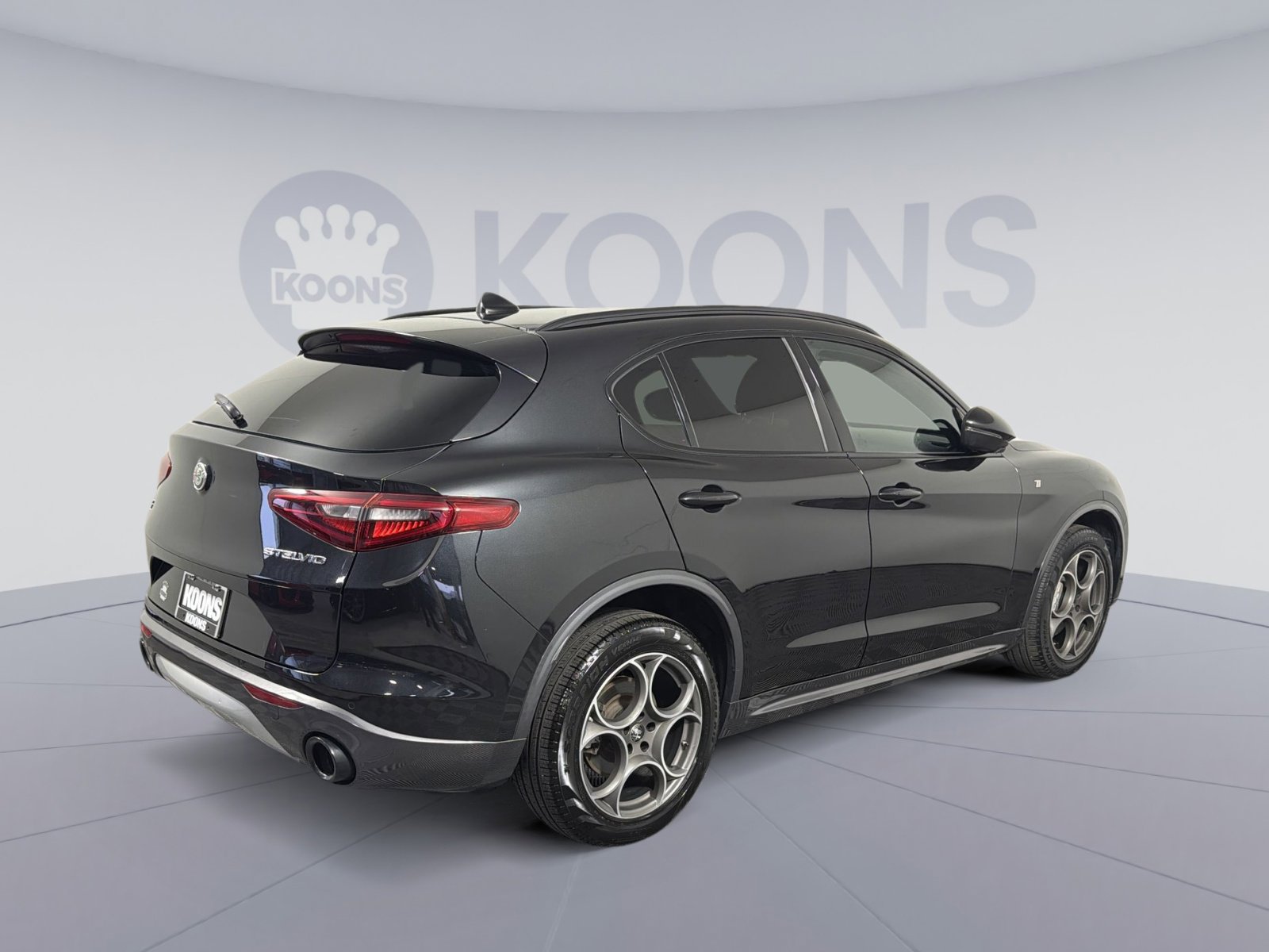 Used 2023 Alfa Romeo Stelvio Ti image 7
