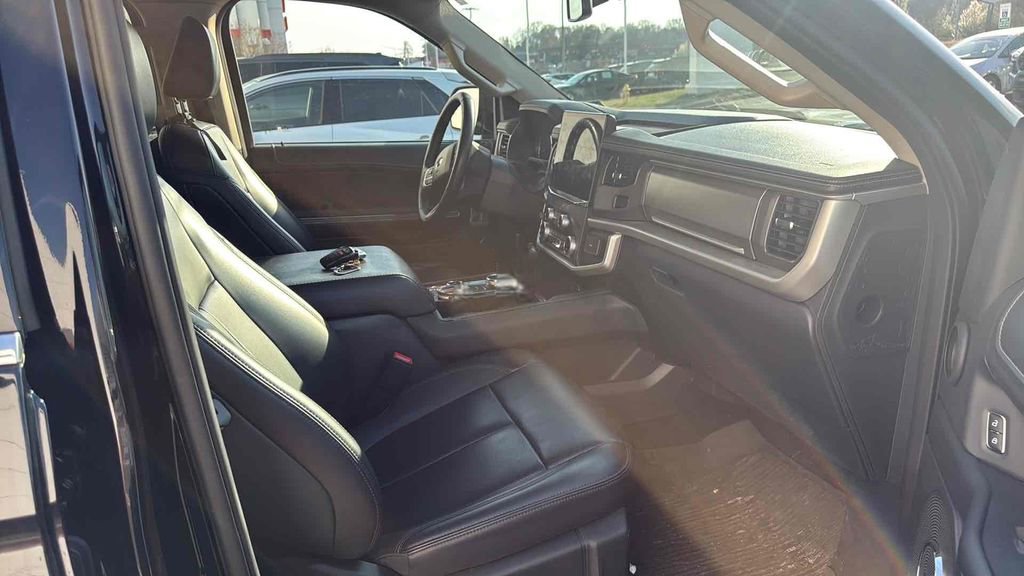 Used 2024 Ford Expedition XLT image 13