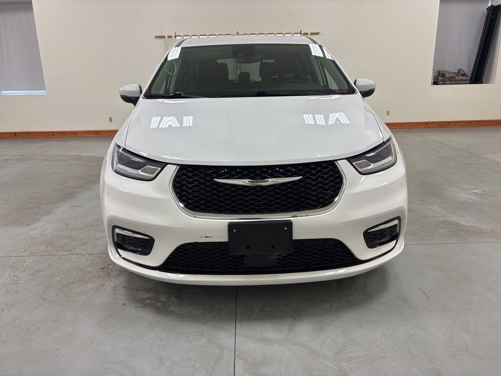 Used 2023 Chrysler Pacifica Touring-L FWD image 3