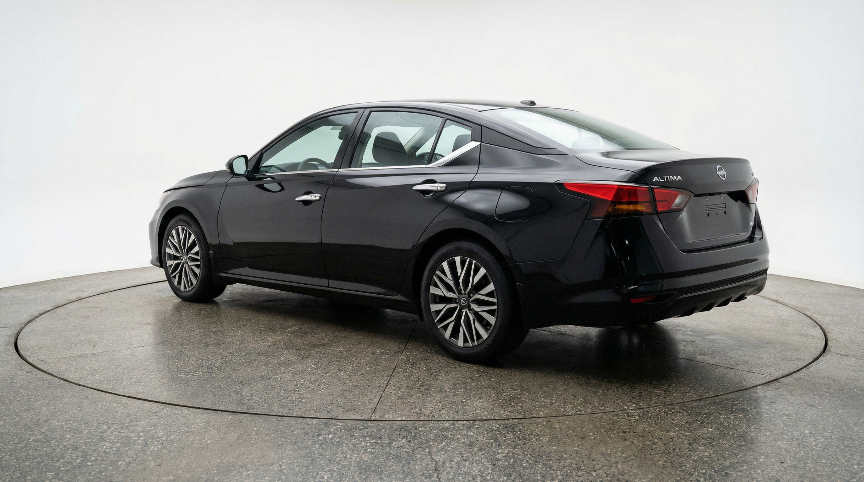 Used 2025 Nissan Altima 2.5 SV FWD image 6