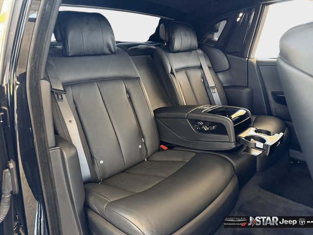 Used 2022 Rolls-Royce Phantom Sedan RWD image 30