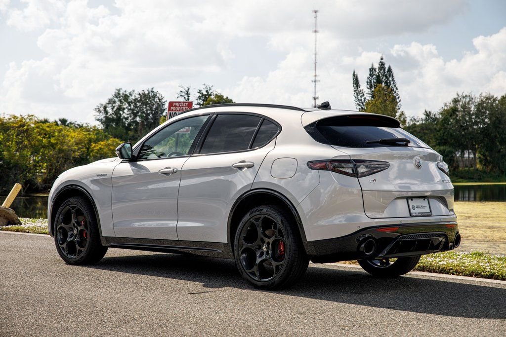 New 2025 Alfa Romeo Stelvio Sprint image 5