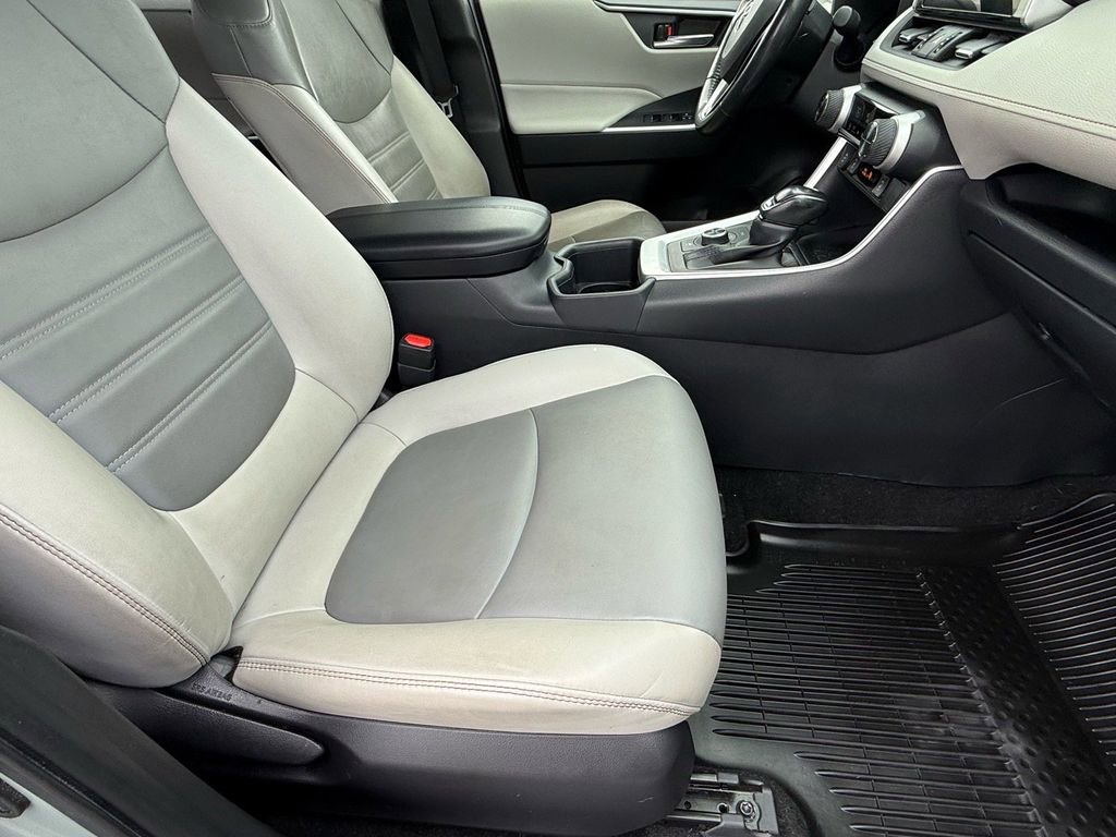 Used 2023 Toyota RAV4 XLE Premium image 11