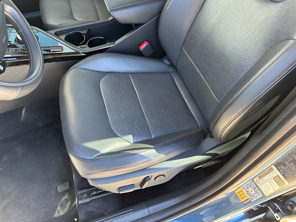Used 2023 Kia Niro SX Touring image 13
