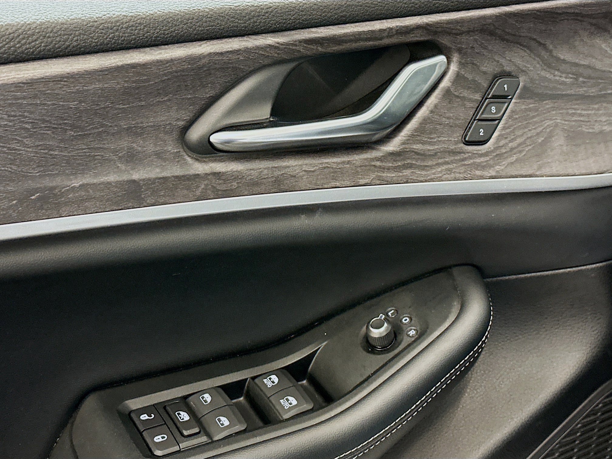 Used 2024 Jeep Grand Cherokee L Limited w/ Luxury Tech Group II image 15