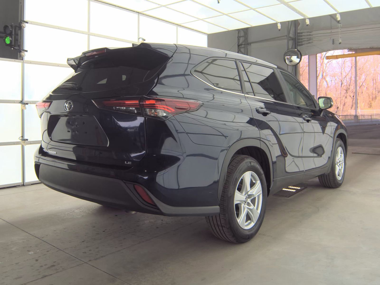 Used 2025 Toyota Highlander LE image 8