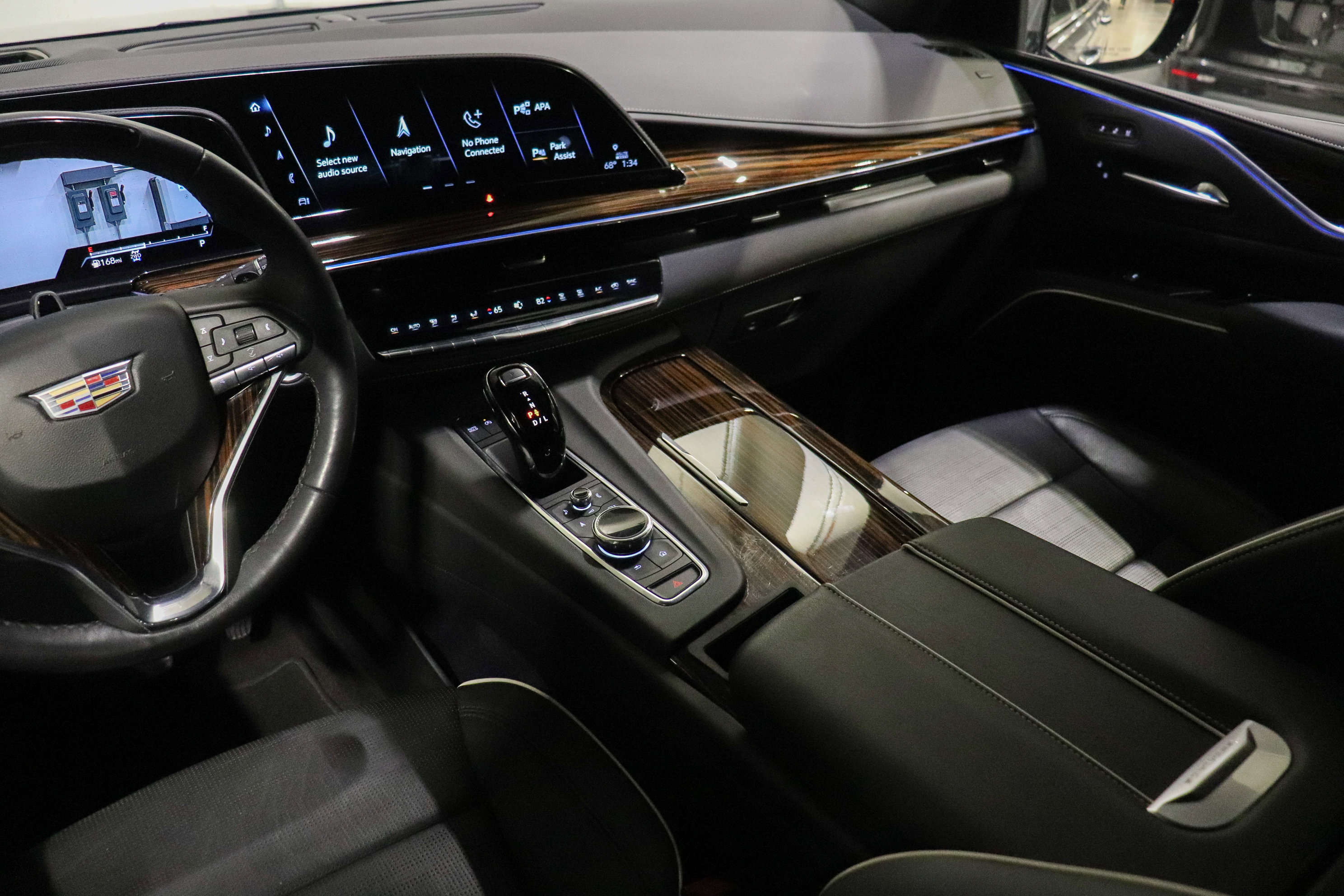 Used 2023 Cadillac Escalade ESV Premium Luxury AWD/4WD image 27