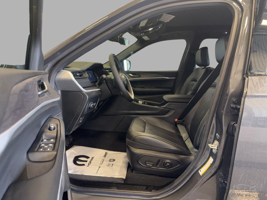 New 2026 Jeep Grand Cherokee Limited AWD/4WD image 13