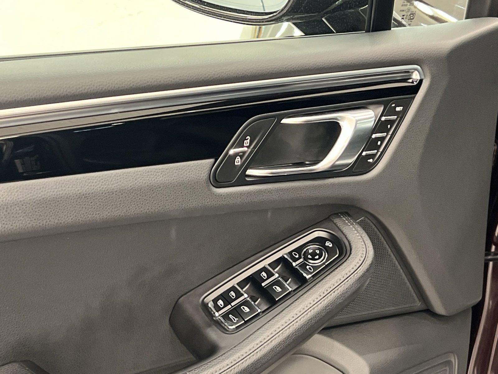 Used 2024 Porsche Macan AWD/4WD image 14