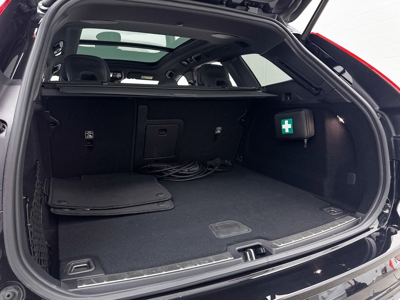 Used 2024 Volvo XC60 T8 Ultimate w/ Climate Package image 37