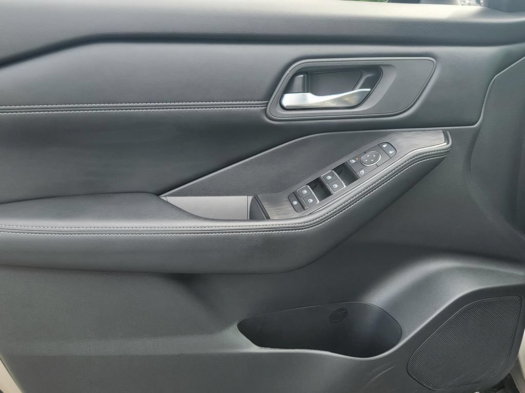 Used 2024 Nissan Rogue SL AWD/4WD image 11