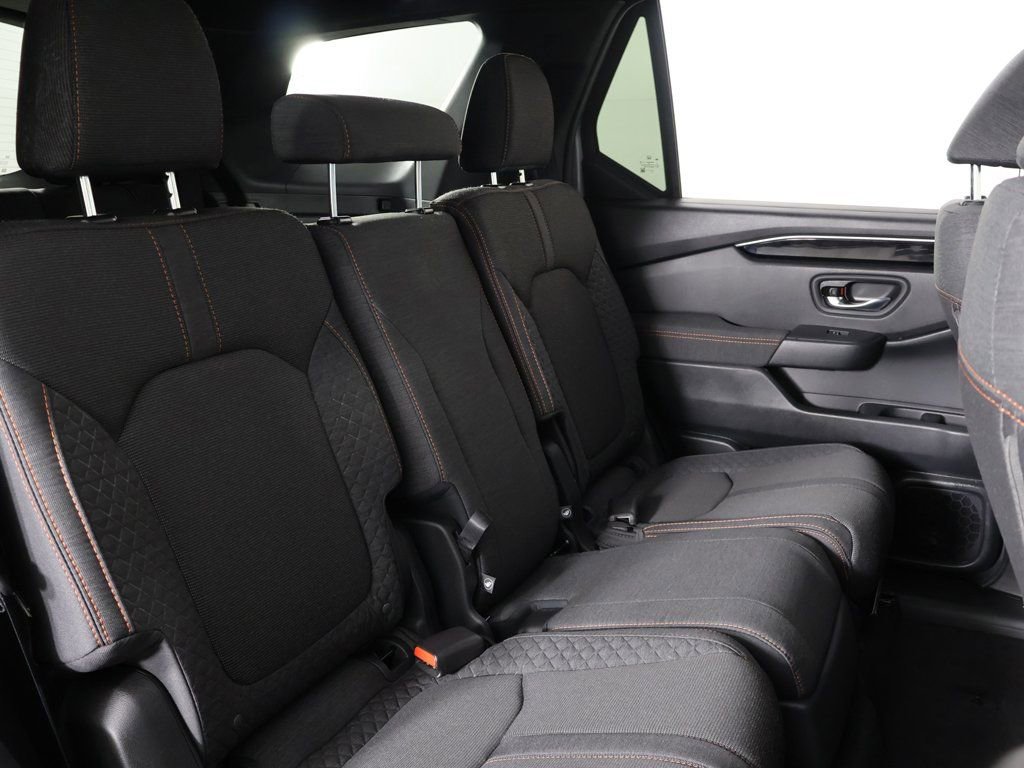 Used 2025 Honda Pilot Sport image 33