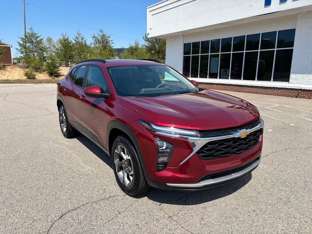 Used 2025 Chevrolet Trax LT image 2