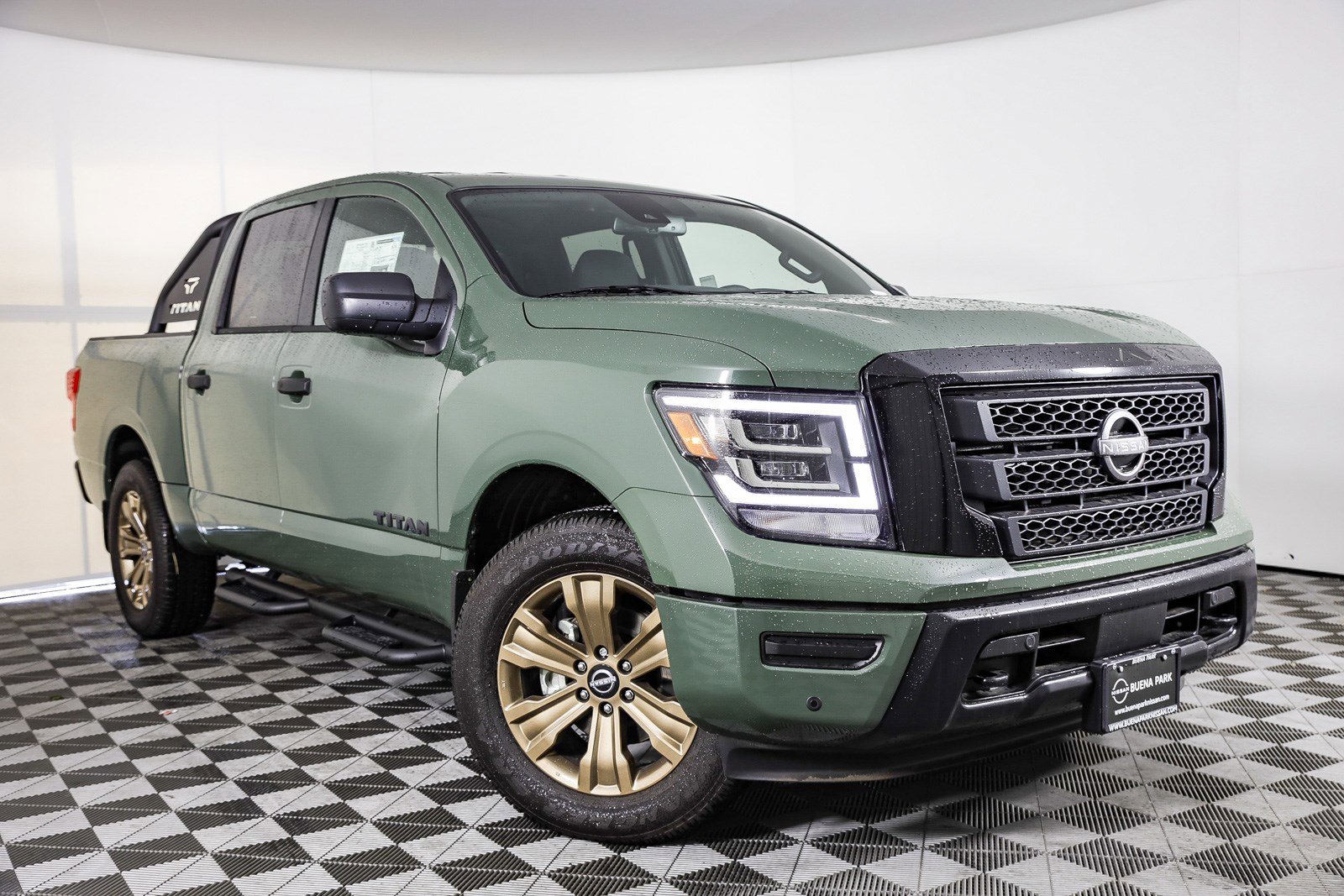 New 2024 Nissan Titan SV w/ SV Bronze Edition Package