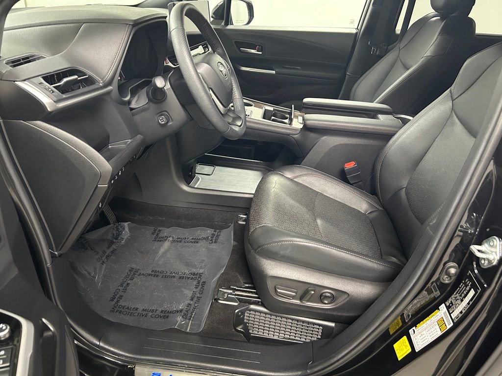 Used 2025 Toyota Sienna Platinum AWD/4WD image 12
