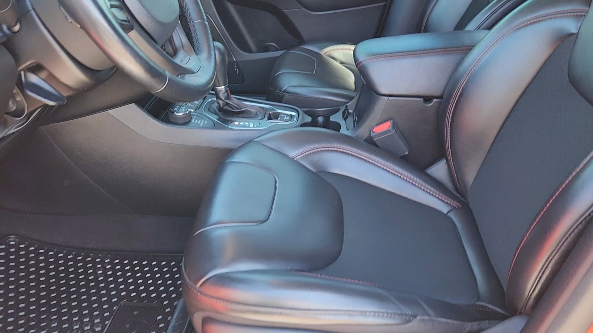 Used 2021 Jeep Cherokee Trailhawk AWD/4WD image 31